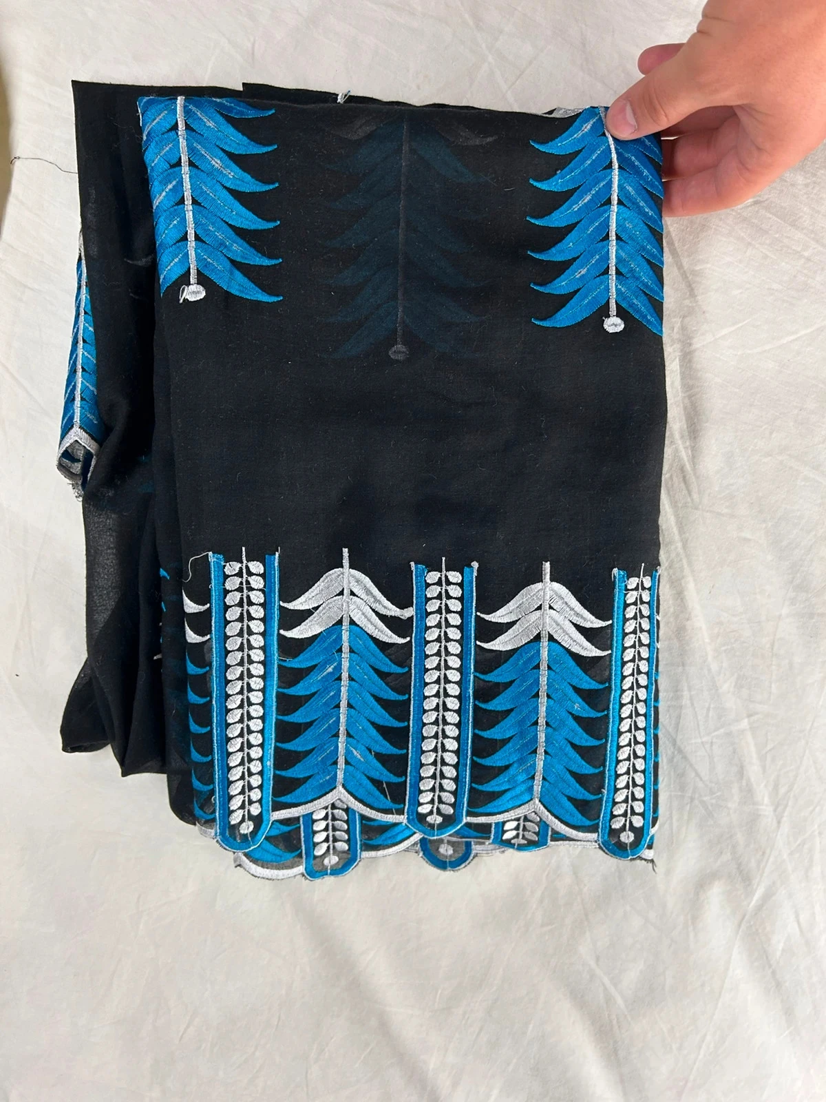 Vintage zwarte tafelkleed met geborduurd blauw motief – photo 9